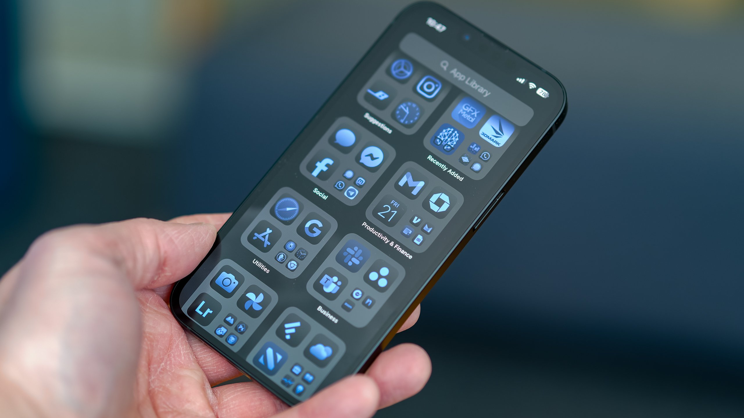 Simplified Smartphones vs. Traditional Phones for Seniors: Which Technology Wins in 2026?