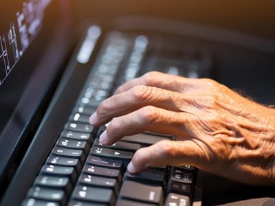 How to Select the Best Large Print Keyboards for Elderly Users