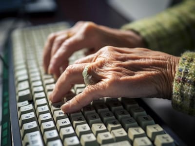 The Best Large Print Keyboards for the Elderly: Improve Your Online Experience